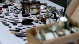 Przedmioty należące do ofiar niemieckiego obozu Auschwitz, które zostały odnalezione w 1967 r. podczas prac archeologicznych przy krematorium III, które w ub.r. trafiły do Muzeum Auschwitz. Fot. PAP/A. Grygiel 