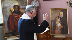  Metropolita krakowski abp Marek Jędraszewski poświęcił 28 bm. dwa portrety św. Brata Alberta oraz dwa obrazy "Ecce Homo", które wraz z relikwiami Świętego będą peregrynować po polskich parafiach. Fot. PAP/J. Bednarczyk