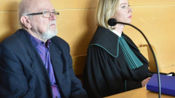 Skarżący Krystian Brodacki oraz mec. Monika Brzozowska-Pasieka na sali rozpraw Sądu Okręgowego w Krakowie. Fot. PAP/J. Bednarczyk 