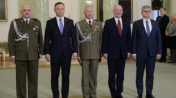 Prezydent Andrzej Duda (2L), nowo mianowany Dowódca Generalny Rodzajów Sił Zbrojnych gen. dyw. Jarosław Mika (L), ustępujący DGRSZ gen. dyw. Mirosław Różański (3P), szef BBN Paweł Soloch (P) oraz minister obrony narodowej Antoni Macierewicz (2P). Fot. PAP/J. Turczyk