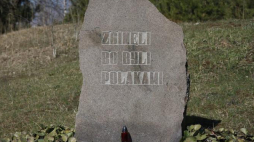 Krzyż w Gibach upamiętniający pomordowanych w obławie augustowskiej. Fot. PAP/A. Reszko