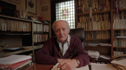 Jerzy Giedroyc w siedzibie Instytutu Literackiego w Paryżu. Fot. PAP/J. Ruciński