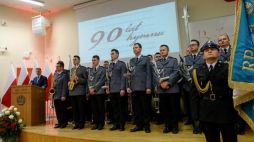 Szef MSWiA Mariusz Błaszczak (L) podczas uroczystości 90. rocznicy ogłoszenia Mazurka Dąbrowskiego hymnem Polski. Fot. PAP/M. Obara 