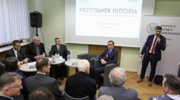 Dr Wojciech Frazik, naczelnik Biura Edukacji Narodowej OIPN w Krakowie (3L), dr hab Filip Musiał, dyrektor Oddziału IPN w Krakowie (1P), dr Jarosław Szarek, prezes IPN (2P,) Jan M. Ruman, red. nacz. "Biuletynu IPN" (2L), Dobrosław Rodziewicz z Biura Edukacji Narodowej Oddziału IPN w Krakowie (1L) podczas uroczystości otwarcia Centrum Edukacyjnego IPN "Przystanek Historia". Fot. PAP/S. Rozpędzik 