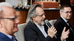 Kompozytor Jan A. P. Kaczmarek (C), dyrygent, założyciel i dyrektor artystyczny Polskiej Filharmonii Kameralnej Sopot Wojciech Rajski (L) i wicedyrektor Muzeum Emigracji w Gdyni Sebastian Tyrakowski. Fot. PAP/A. Warżawa 