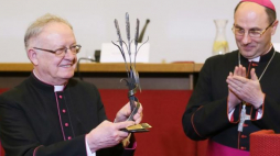 Ks. prałat Kazimierz Kaczor (L) odebrał z rąk prymasa Polski abp. Wojciecha Polaka nagrodę im. biskupa Romana Andrzejewskiego. Fot. PAP/P. Supernak 