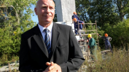 Burmistrz Pieniężna Kazimierz Kiejdo; demontaż popiersia Iwana Czerniachowskiego z pomnika w Pieniężnie. 17.09.2015. Fot. PAP/T. Waszczuk