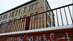 Napis w języku ukraińskim „Nasza ziemia” na ogrodzeniu Konsulatu Generalnego RP we Lwowie. Fot. PAP/D. Delmanowicz