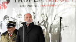 Minister obrony Antoni Macierewicz daje sygnał do startu Biegu Tropem Wilczym w Parku Skaryszewskim. Fot. PAP/R. Pietruszka