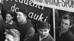 Masówka w Fabryce Samochodów Osobowych. Warszawa 03.1968. Fot. PAP/H. Rosiak