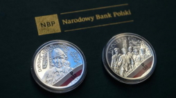  Srebrne monety o nominale 10 zł z serii "Wyklęci przez komunistów żołnierze niezłomni" - Danuta Siedzikówna ps. „Inka” oraz "Żołnierze Niezłomni", zaprezentowane w NBP. Fot. PAP/M. Obara