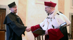 Rosyjski wiolonczelista prof. Ivan Monighetti (L) otrzymał z rąk rektora prof. dr. hab. Stanisława Krawczyńskiego tytuł doktora honoris causa Akademii Muzycznej w Krakowie. Fot. PAP/S. Rozpędzik 