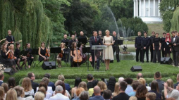 Prezydent Andrzej Duda (C-L) z małżonką Agatą Kornhauser-Dudą (C-P), rozpoczęli akcję Narodowe Czytanie "Quo vadis" Henryka Sienkiewicza. 2016 r. Fot. PAP/R. Guz