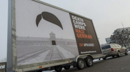 Mobilny, podświetlany billboard z napisem "Death Camps Were Nazi German". Fot. PAP/A. Koźmiński 