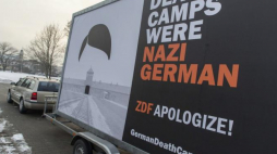 Mobilny, podświetlany billboard z napisem "Death Camps Were Nazi German". Fot. PAP/A. Koźmiński