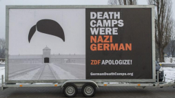 Mobilny, podświetlany billboard z napisem "Death Camps Were Nazi German". Fot. PAP/A. Koźmiński