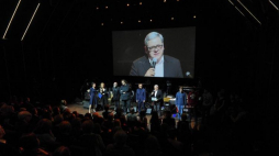 Aktor Andrzej Chyra (5L), dziennikarka Agnieszka Szydłowska (2L), muzyk Wojciech Waglewski (3L), reżyser, performer Mariusz "Wilk" Wilczyński (4L), reportażystka Aneta Kopacz (L), kulturoznawca Michał Merczyński (6L) podczas eseju multimedialnego w ramach Finału NinA. Fot. PAP/M. Obara