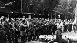 Apel w obozie oddziału ochrony sztabu mjra Józefa Kurasia „Ognia” (zaznaczony „×”). Gorce, lato 1946 r. Źródło: IPN