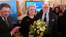 Elżbieta i Krzysztof Pendereccy podczas uroczystości wręczenia Nagrody im. prof. Aleksandra Gieysztora, z lewej przewodniczy kapituły Nagrody prof. Andrzej Rottermund. Fot. PAP/B. Zborowski 