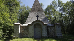  Piramida "mazurska piramida" - grobowiec rodzinny pruskiego rodu baronów von Fahrenheid, zaprojektowany przez duńskiego rzeźbiarza Bertela Thorvaldsena- zbudowany w 1811 r. w mazurskiej wsi Rapa. Fot. PAP/A. Reszko 