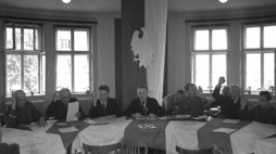 Posiedzenie Polskiego Komitetu Wyzwolenia Narodowego. Nz. od lewej: dowódca I Armii WP gen. Zygmunt Berling, członek PKWN Andrzej Witos, przewodniczący PKWN Edward Osóbka-Morawski, przewodniczący Krajowej Rady Narodowej Bolesław Bierut, Naczelny Dowódca Wojska Polskiego gen. Michał Rola-Żymierski, szef Resortu Kultury i Sztuki PKWN Wincenty Rzymowski i szef Sztabu Głównego WP Marian Spychalski. Lublin, 1944 r. Fot. PAP/CAF 