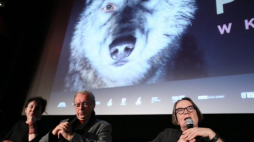Od lewej: Olga Tokarczuk, Krzysztof Zanussi i Agnieszka Holland w trakcie spotkania po pokazie prasowym filmu "Pokot". Warszawa, 06.02.2017. Fot. PAP/L. Szymański