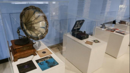 Wystawa "Szafa grająca! Żydowskie stulecie na szelaku i winylu" w Muzeum Historii Żydów Polskich POLIN w Warszawie. Fot. PAP/P. Supernak