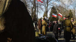 Apel pamięci przed pomnikiem Więźniów Politycznych Straconych w latach 1944-56 na warszawskim Cmentarzu Bródnowskim. Fot. PAP/R. Pietruszka
