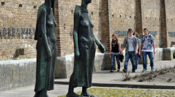 Miejsce pamięci na terenie b. niemieckiego obozu koncentracyjnego dla kobiet KL Ravensbrueck. Fot. PAP/EPA