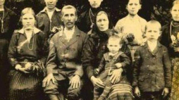 Rodzina Jasiończaków z Woli Ostrowieckiej, zamordowana w 1943 r. przez UPA. Fot. ze zbiorów Leona Popka. Źródło: IPN