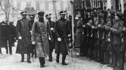 Naczelnik Państwa Józef Piłsudski w drodze na otwarcie pierwszego posiedzenia Sejmu Ustawodawczego mija oddział wojskowy. 10.02.1919. Fot. NAC