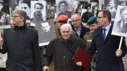 Wacław Szacoń „Czarny” (C) na czele marszu w ramach III Krakowskich Zaduszek za Żołnierzy Wyklętych-Niezłomnych. Kraków, 20.11.2016. Fot. PAP/J. Bednarczyk 