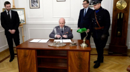 Prezes Instytutu Pamięci Narodowej Jarosław Szarek (2P) i komendant główny policji Jarosław Szymczyk (2L) podczas podpisania porozumienia o współpracy IPN i KGP. Fot. PAP/J. Turczyk 
