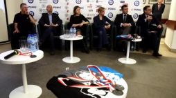 Trener, maratończyk Jerzy Skarżyński (L), red. nacz. portalu MaratonyPolskie.pl Michał Walczewski (2L), Lilia Luboniewicz z Fundacji Wolność i Demokracja (3L), rzeczniczka projektu "Tropem Wilczym" Barbara Konarska (4L), prezes IPN Jarosław Szarek (6L) oraz ambasador V edycji Biegu Tropem Wilczym, aktor Jacek Rozenek (5L). Fot. PAP/T. Gzell 