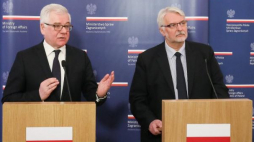 Minister spraw zagranicznych Witold Waszczykowski (P) i dyrektor Akademii Dyplomatycznej MSZ Jacek Czaputowicz. Fot. PAP/P. Supernak 