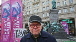 Dyrektor festiwalu Materia Prima Adolf Weltschek podczas happeningu "Artyści na cokoły" w Warszawie. 12.2016. Fot. Fot. PAP/R. Guz 