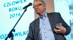 Józef Wilkoń z nagrodą dla "Człowieka Roku 2016" Magazynu Literackiego "Książki". Fot. PAP/M. Obara 