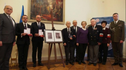 Przekazanie przez wojewodę łódzkiego do oddziału IPN w Łodzi Orderów Odrodzenia Polski dla „Żołnierzy Wyklętych” – Eugeniusza Kokolskiego „Groźnego” i Józefa Kubiaka „Pawła”. Fot. IPN/Marzena Kumosińska