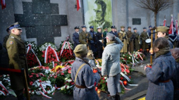 Obchody Narodowego Dnia Pamięci Żołnierzy Wyklętych przed b. aresztem MBP przy ul. Rakowieckiej na warszawskim Mokotowie. 2016 r. Fot. PAP/J. Turczyk