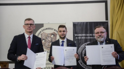 Podpisanie porozumienia pomiędzy Muzeum Żołnierzy Wyklętych i Więźniów Politycznych PRL a Wojskowym Biurem Historycznym im. Kazimierza Sosnkowskiego - od lewej: dyrektor WBH dr hab. Sławomir Cenckiewicz, wiceminister sprawiedliwości Patryk Jaki, dyrektor Muzeum Jacek Pawłowicz. Fot. PAP/J. Kamiński 