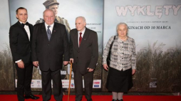 Odtwórca głównej roli Wojciech Niemczyk (L), Marek Franczak syn Józefa Franczaka ps. Lalek (2L) przed premierą filmu "Wyklęty". Fot. PAP/L. Szymański