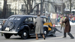 Plenerowa inscenizacja zamachu na Franza Kutscherę. 2009 r. Fot. PAP/B. Zborowski 