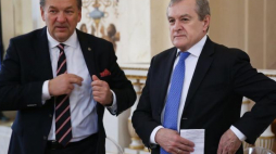 Wicepremier, minister kultury i dziedzictwa narodowego Piotr Gliński (P) oraz b. dyrektor Muzeum Łazienki Królewskie w Warszawie Tadeusz Zielniewicz (L). Fot. PAP/R. Guz 