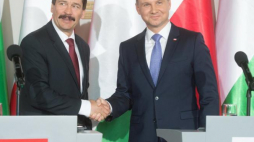 Prezydent Węgier Janos Ader (L) oraz prezydent RP Andrzej Duda podczas wspólnej konferencji prasowej po spotkaniu w Piotrkowie Trybunalskim. Fot. PAP/G. Michałowski 