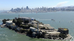 Więzienie Alcatraz, położone na wyspie w Zatoce San Francisco. Fot. PAP/EPA