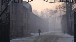 Brama byłego niemieckiego obozu zagłady Auschwitz I. Fot. PAP/A. Grygiel