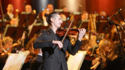 Koncert Adama Bałdycha podczas gali wręczenia Złotych Mikrofonów, najważniejszych nagród Polskiego Radia.  Fot. PAP/L. Szymański  