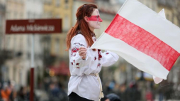 Uczestnicy marszu z okazji święta Narodowego Białorusinów (Dzień Ogłoszenia Niepodległości Białoruskiej Republiki Ludowej, Dzień Wolności) w Warszawie. Fot. PAP/L. Szymański