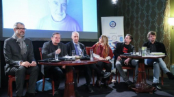 Jury Międzynarodowej Nagrody Literackiej im. Zbigniewa Herberta: Jurij Andruchowycz (2P), Edward Hirsch (4P), Jarosław Mikołajewski (5P), Mercedes Monmany (3P) i sekretarz jury Andrzej Franaszek (P) podczas ogłoszenia  Breytena Breytenbacha laureatem Nagrody. Fot. PAP/L. Szymański