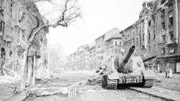 Sowiecki czołg w centrum Budapesztu. XI 1956 r. Fot. PAP/CAF/W. Janik